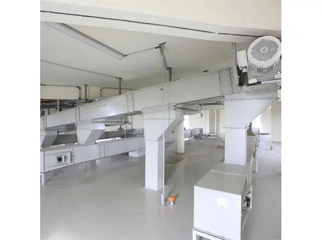 En-masse conveyor
